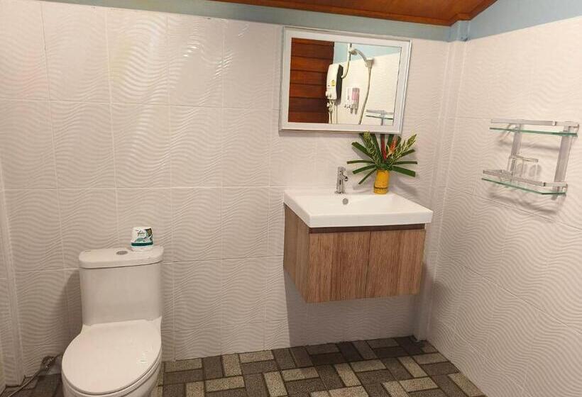 פנסיון Kohjum Seafront Resort