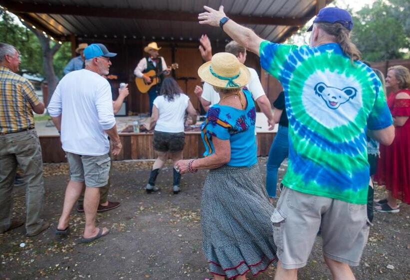 Курорт The Springs Retreat