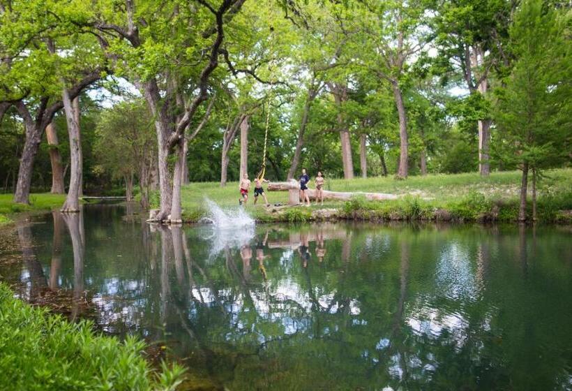 Курорт The Springs Retreat