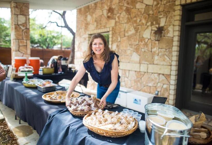 Курорт The Springs Retreat