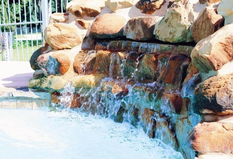 Курорт The Springs Retreat