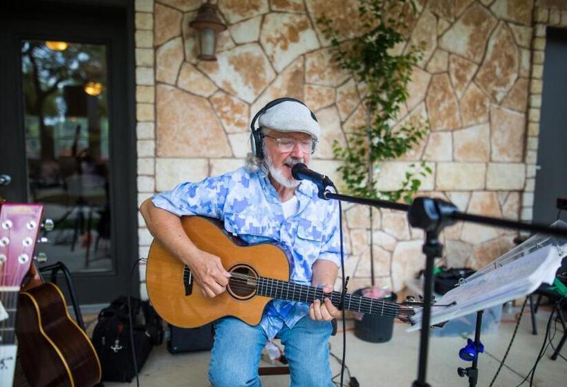 Курорт The Springs Retreat