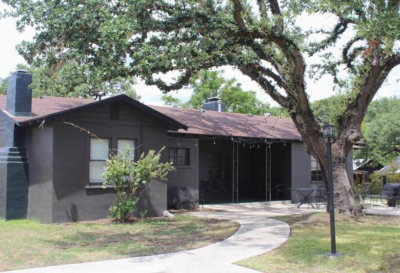 Курорт The Springs Retreat