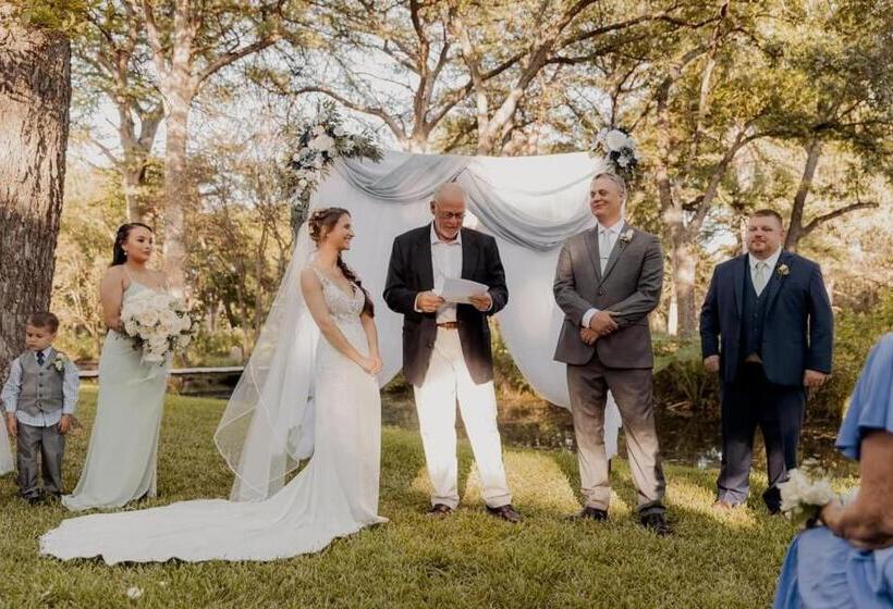 Курорт The Springs Retreat