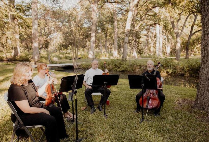 Курорт The Springs Retreat