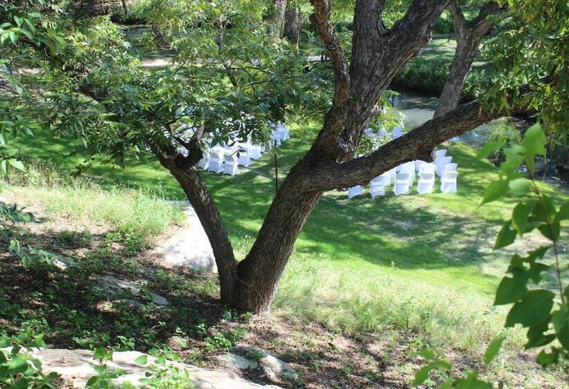 Курорт The Springs Retreat