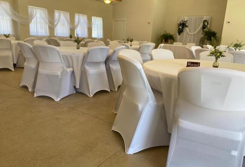 Курорт The Springs Retreat