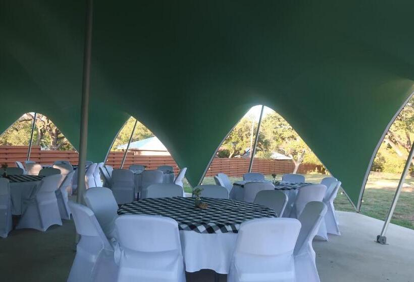 Курорт The Springs Retreat