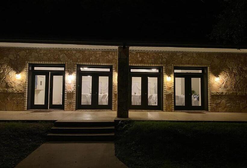 Курорт The Springs Retreat