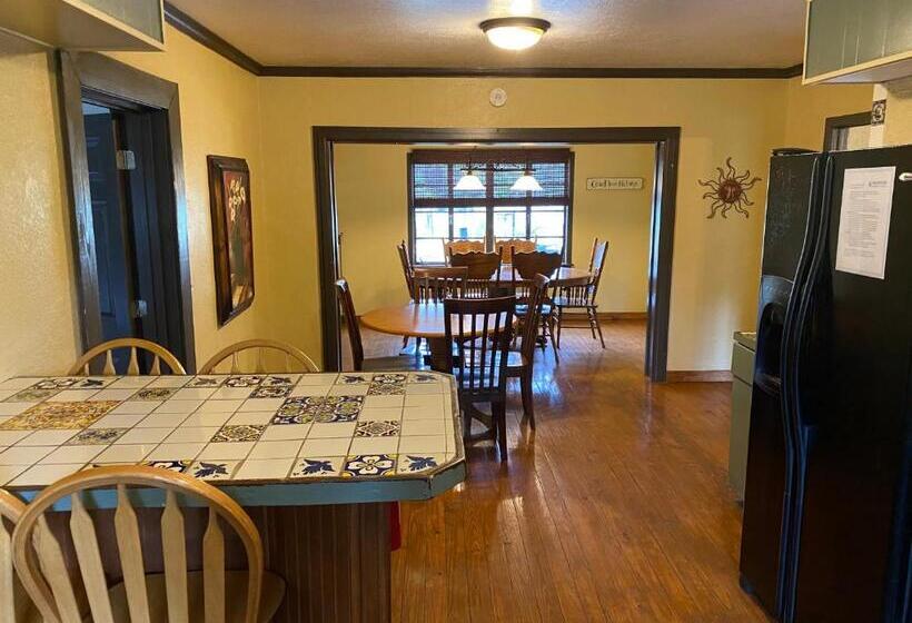 Курорт The Springs Retreat