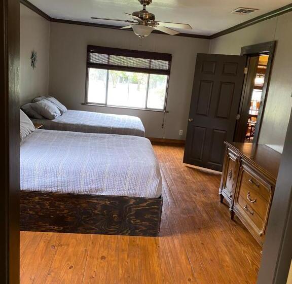 Курорт The Springs Retreat