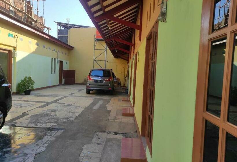 Отель Oyo 90648 Kusnan Guest House