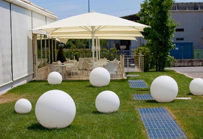 فندق Breaking Business