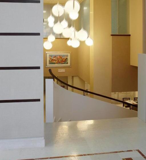 فندق Breaking Business