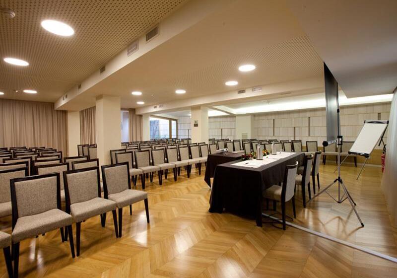 فندق Breaking Business