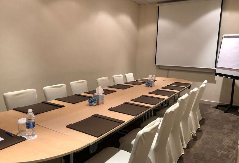 City Seasons Hotel & Suites Muscat