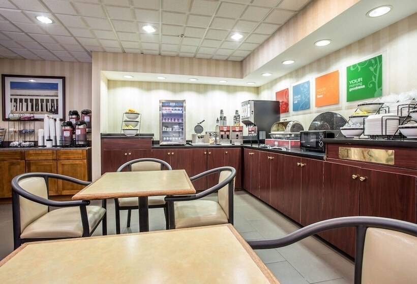 Отель Comfort Inn & Suites Ft.jackson Maingate