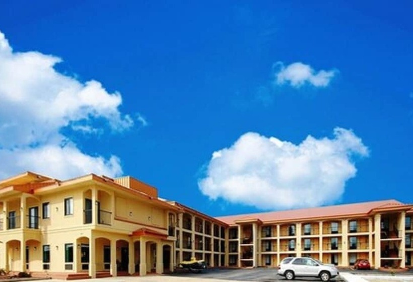 فندق Fairway Inn