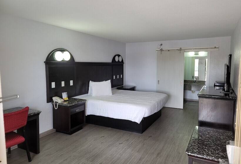 فندق Fairway Inn