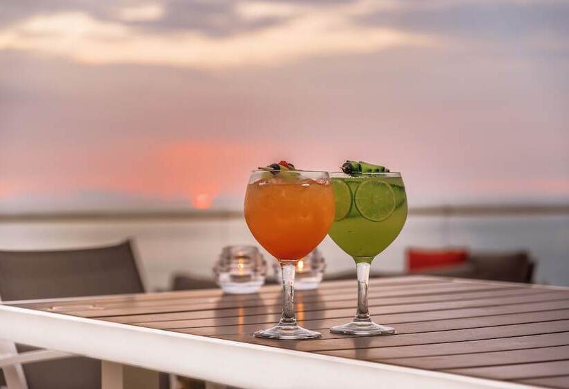 בית מלון כפרי Grand Miramar All Luxury Suites & Residences