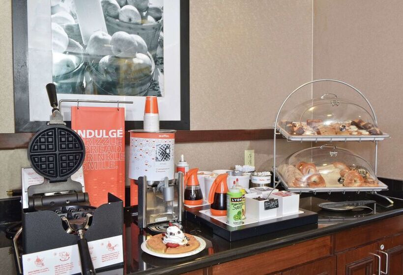 בית מלון כפרי Hampton Inn & Suites Alexandria