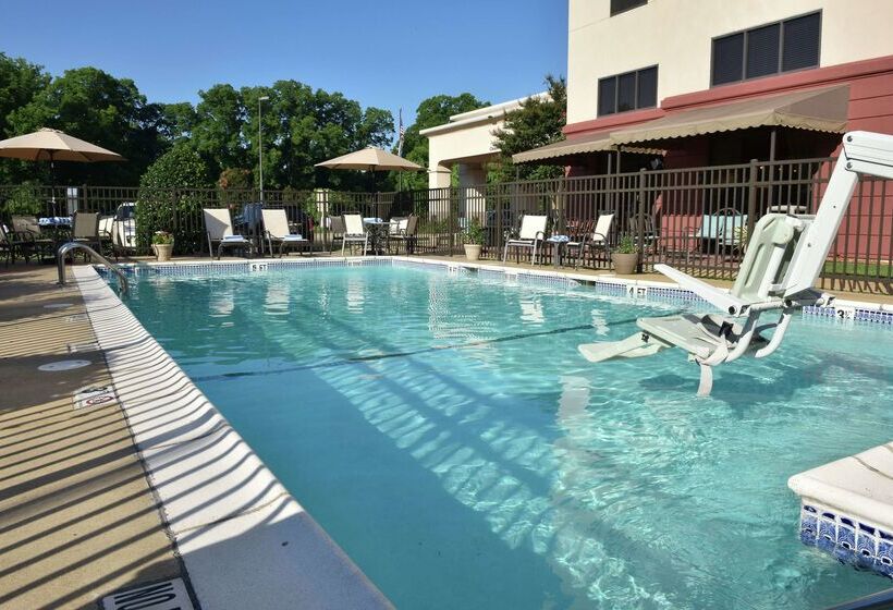 בית מלון כפרי Hampton Inn & Suites Alexandria