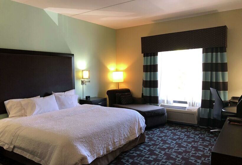 هتل Hampton Inn & Suites Nashville @ Opryland