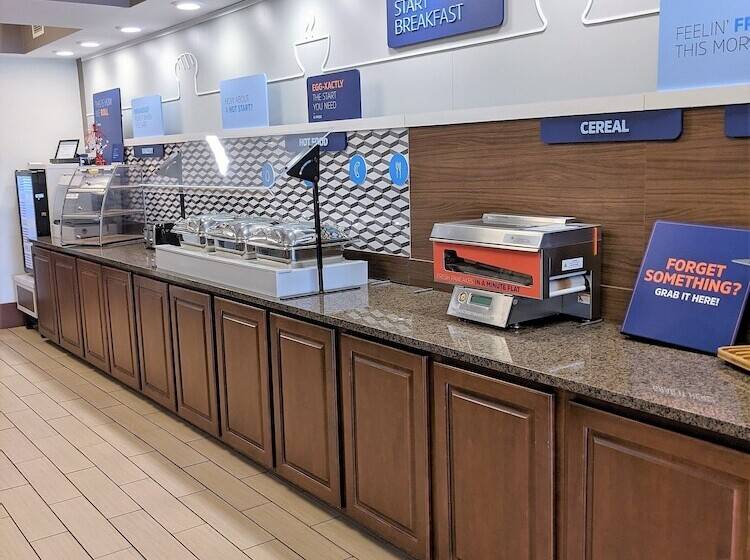 בית מלון כפרי Holiday Inn Express Cedar Rapids   Collins Road, An Ihg