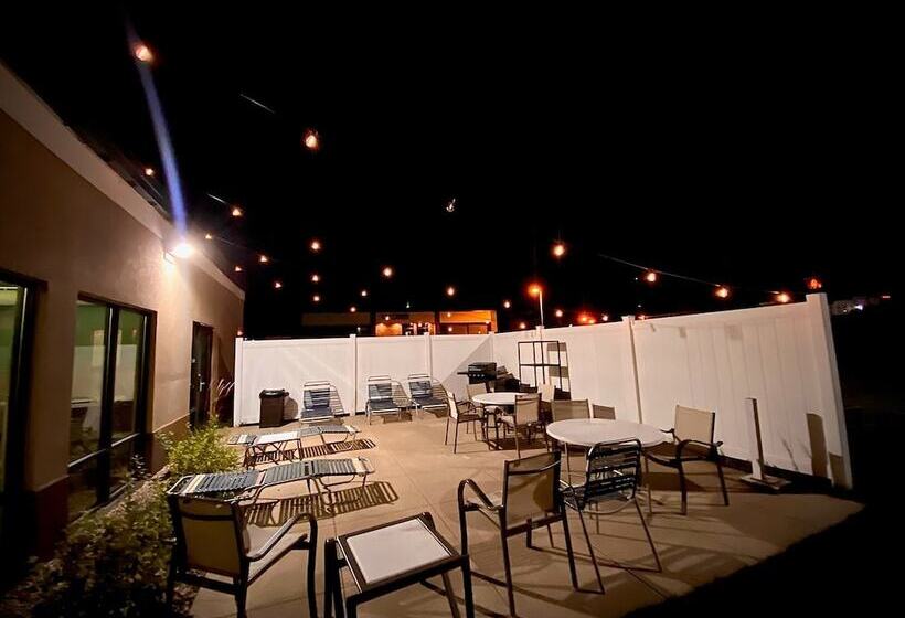 בית מלון כפרי Holiday Inn Express Cedar Rapids   Collins Road, An Ihg