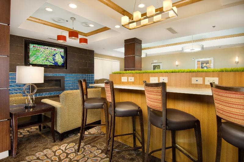 Отель Holiday Inn Express & Suites Alexandria   Fort Belvoir, An Ihg