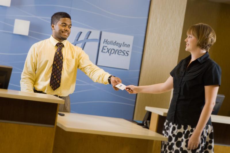 Отель Holiday Inn Express & Suites Alexandria   Fort Belvoir, An Ihg