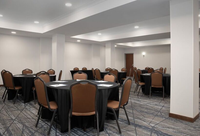 Отель Holiday Inn Express & Suites Alexandria   Fort Belvoir, An Ihg