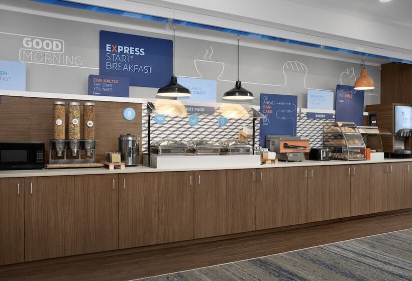 Отель Holiday Inn Express & Suites Alexandria   Fort Belvoir, An Ihg