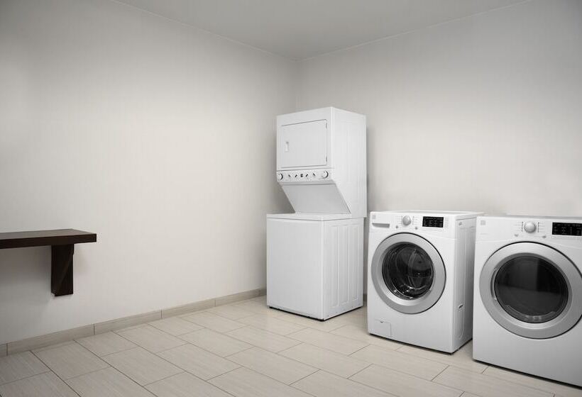 Отель Holiday Inn Express & Suites Alexandria   Fort Belvoir, An Ihg