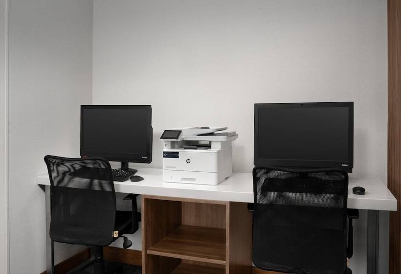 Отель Holiday Inn Express & Suites Alexandria   Fort Belvoir, An Ihg