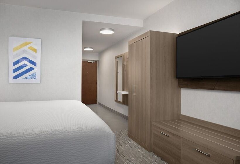 Отель Holiday Inn Express & Suites Alexandria   Fort Belvoir, An Ihg