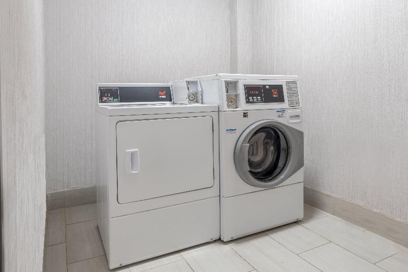 Отель Holiday Inn Express & Suites Dallas East Fair Park, An Ihg