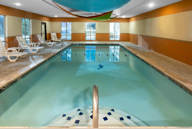 هتل Holiday Inn Express & Suites Dallas East   Fair Park, An Ihg