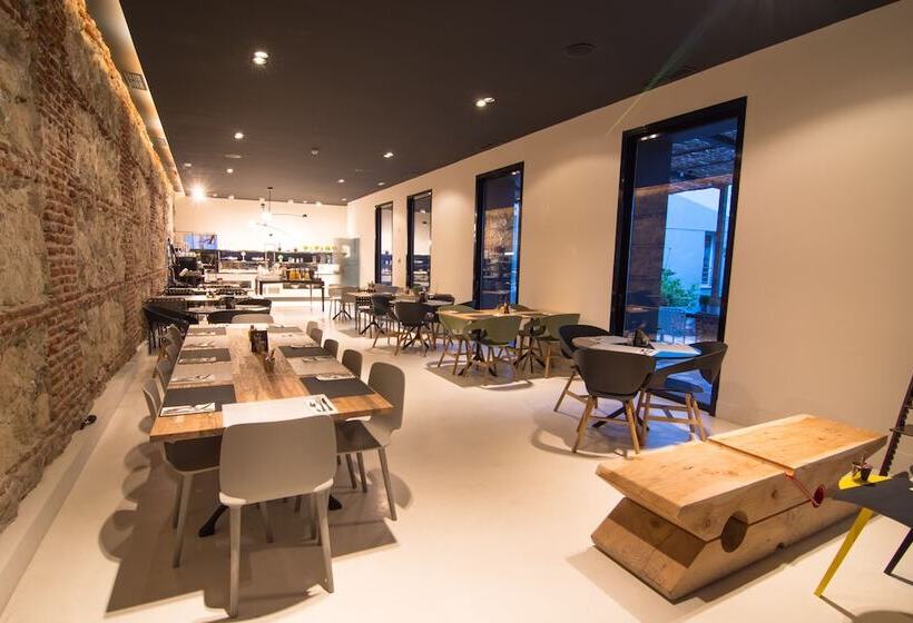 ホテル Petit Palace Santa Barbara