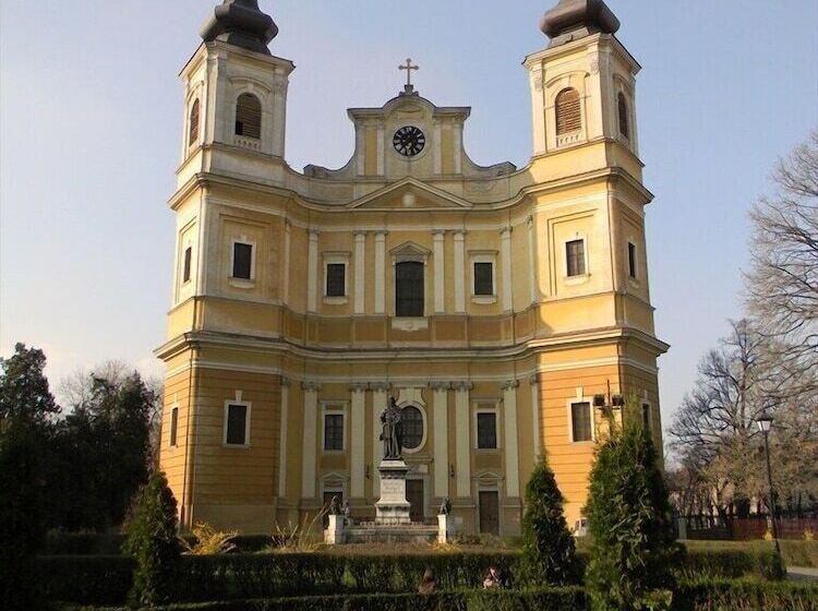 בית מלון כפרי Ramada By Wyndham Oradea