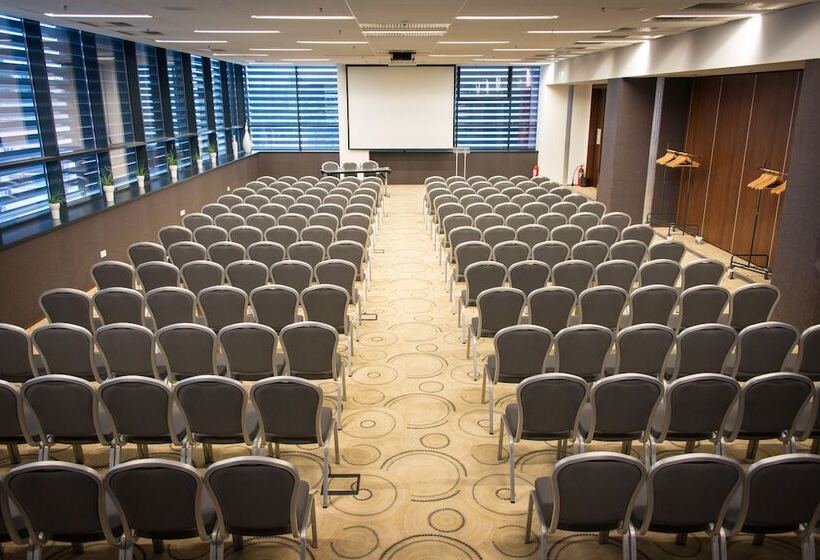 בית מלון כפרי Ramada By Wyndham Oradea