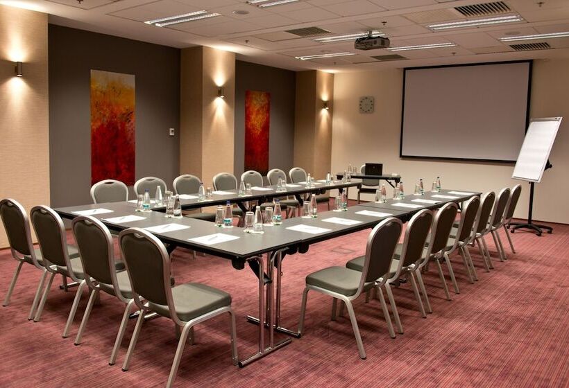 בית מלון כפרי Ramada By Wyndham Oradea