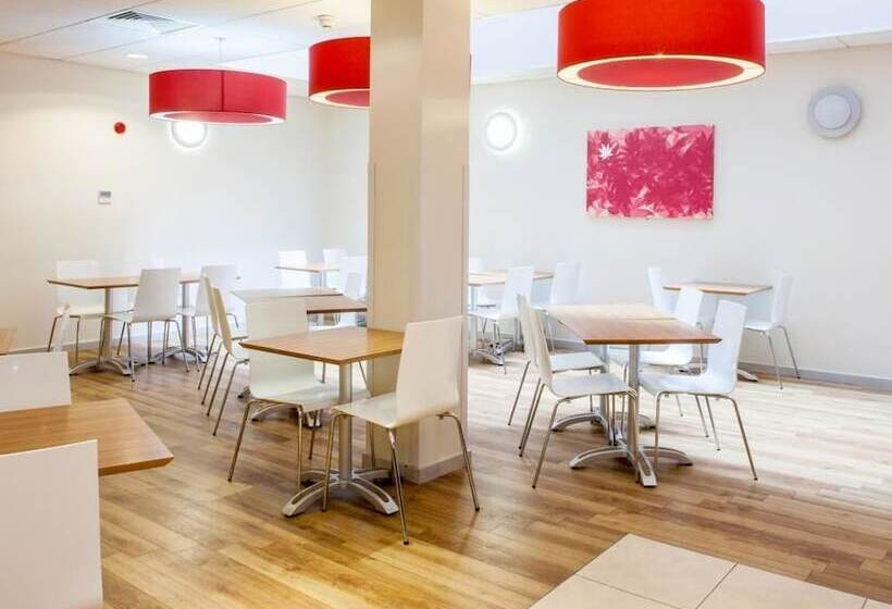 Отель Travelodge London Ealing