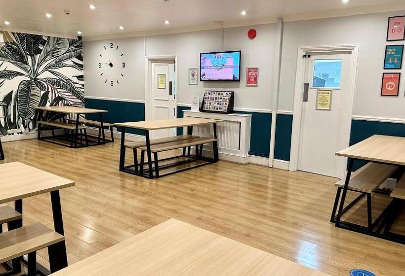 Smart Hyde Park View Hostel