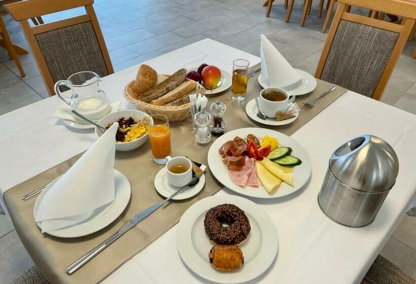 Отель Gyirmót Sport & Wellness