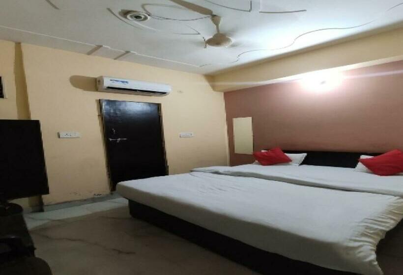 בית מלון כפרי Oyo 82962 Kusum Palace Banquet Hall