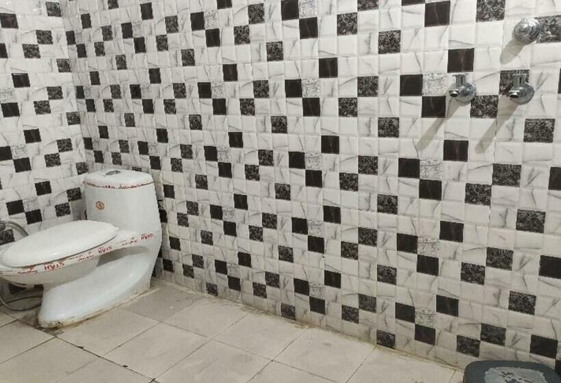 בית מלון כפרי Oyo 82962 Kusum Palace Banquet Hall