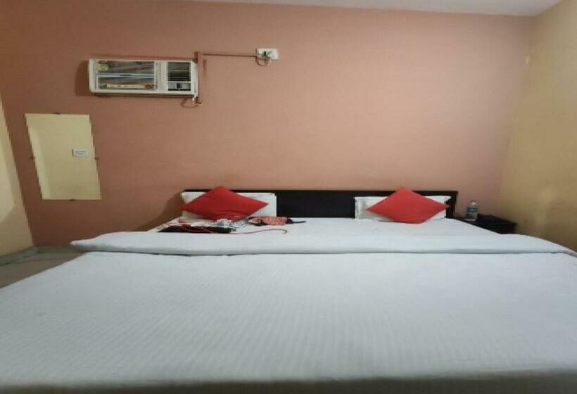 בית מלון כפרי Oyo 82962 Kusum Palace Banquet Hall