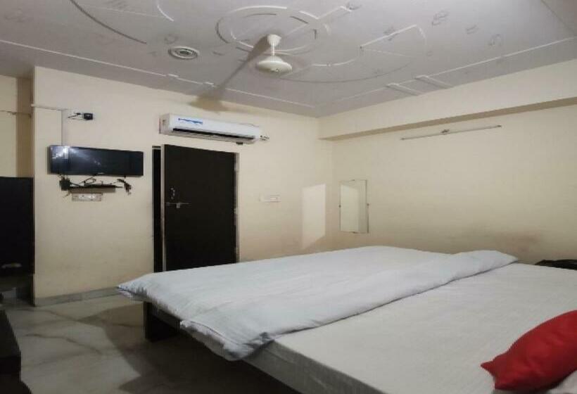 בית מלון כפרי Oyo 82962 Kusum Palace Banquet Hall