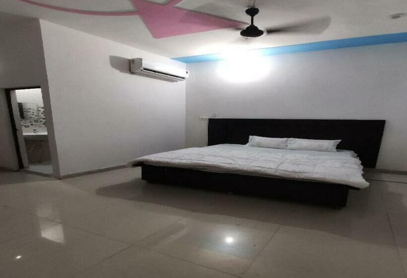 בית מלון כפרי Oyo 82962 Kusum Palace Banquet Hall